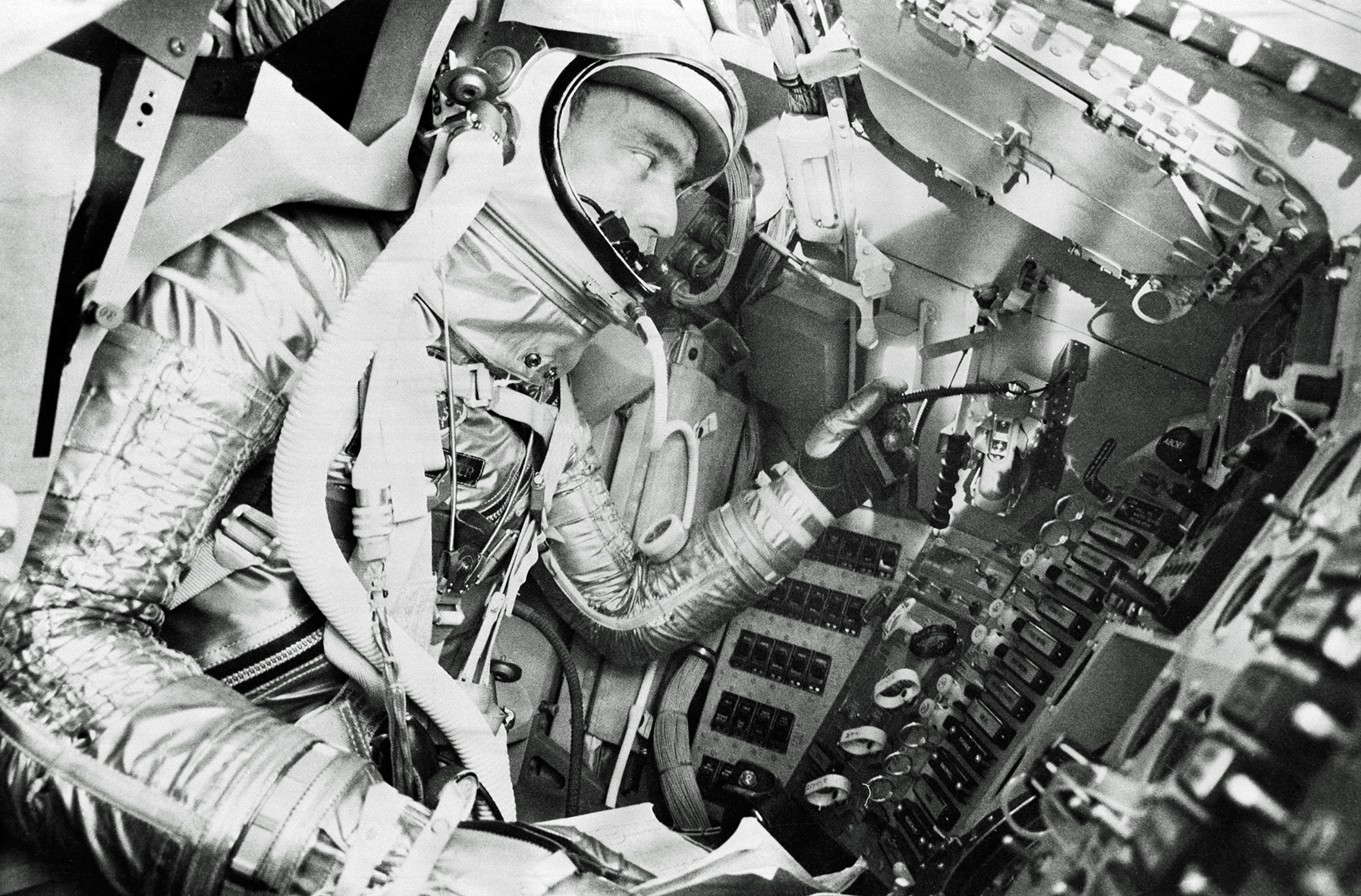S62-01033 (1961) --- Project Mercury astronaut M. Scott Carpenter, prime pilot for the United States second manned orbital flight, undergoes a simulated mission in the procedures trainer at Langley Air Force Base, Virginia, headquarters for the National Aeronautics and Space Administration?s Manned Spacecraft Center. Photo credit: NASA Project Mercury astronaut M. Scott Carpenter, prime pilot for the United States second manned orbital flight, undergoes a simulated mission in the procedures trainer at Langley Air Force Base, Virginia, headquarters for the National Aeronautics and Space Administration's Manned Spacecraft Center.