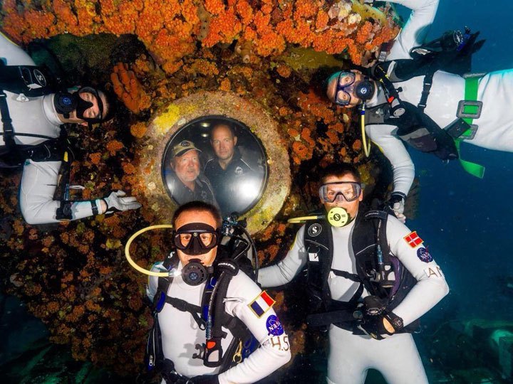 underwater image of the NEEMO-19 aquanauts in diving gear